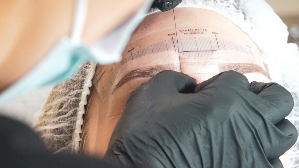 Natural Kaos getting brows microbladed
