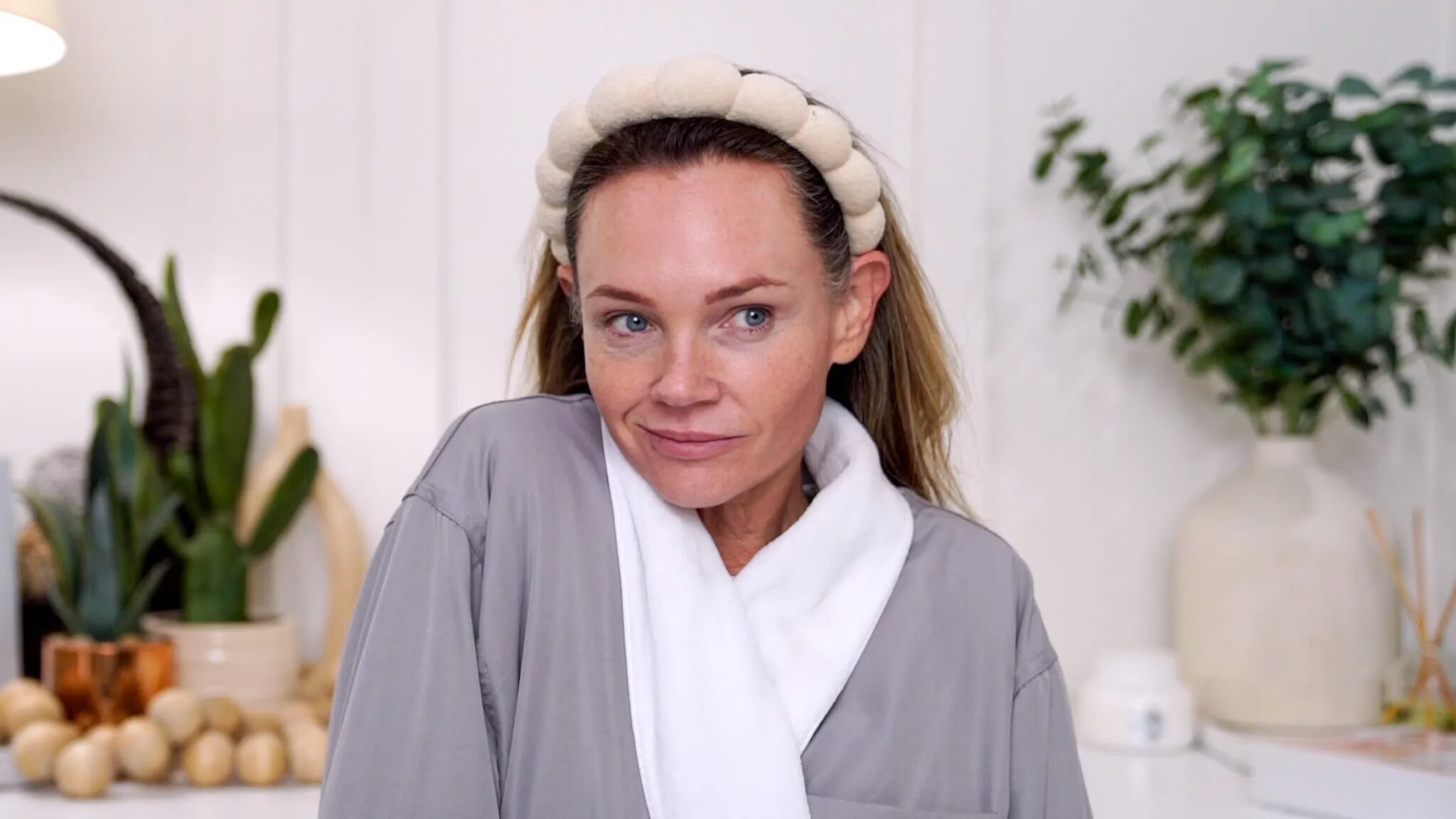 Live Ziip Microcurrent Facial + Ultimate Christmas Gift Guide for Skincare Lovers! - treatment image