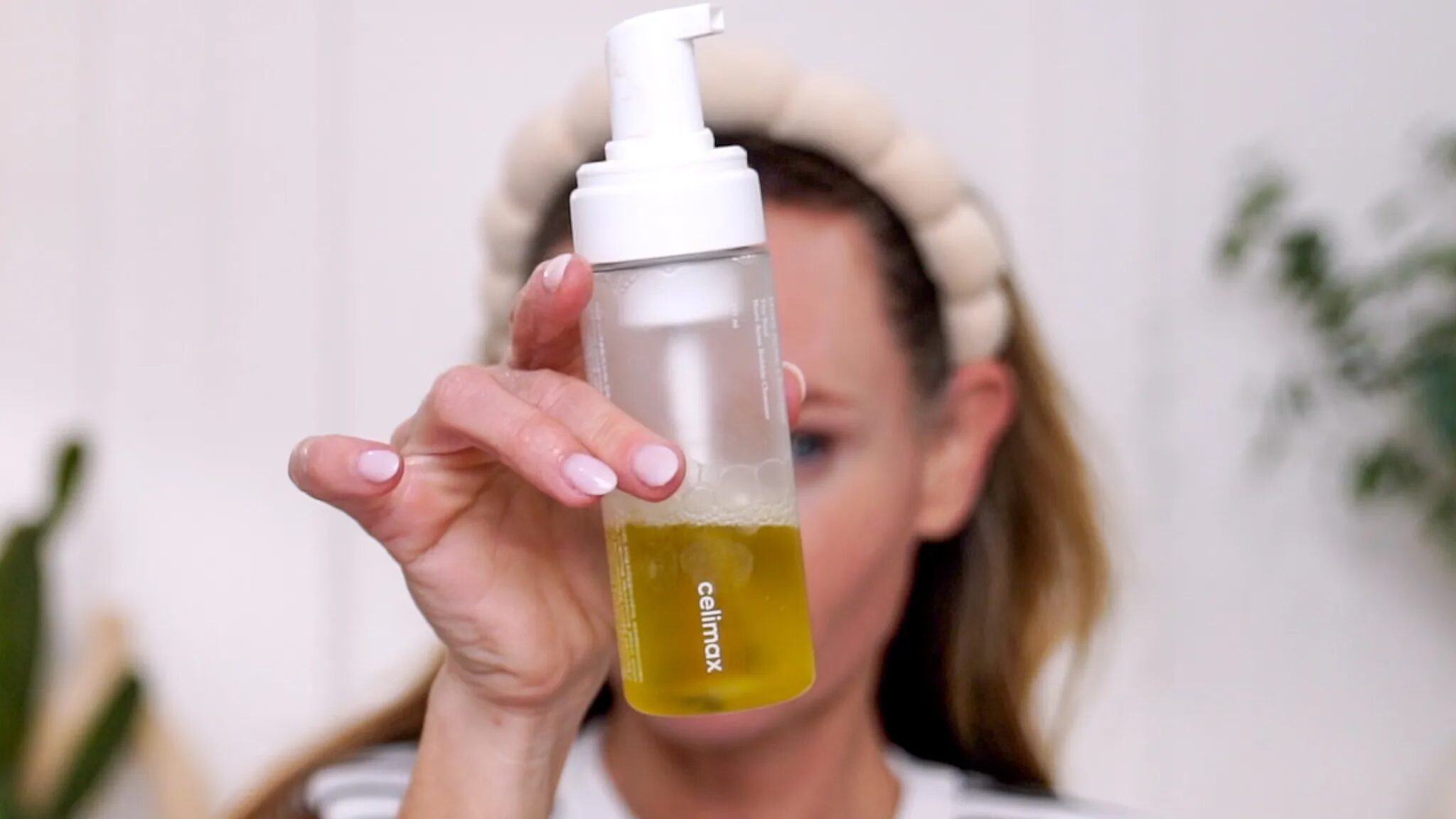 Live Ziip Microcurrent Facial + Ultimate Christmas Gift Guide for Skincare Lovers! - treatment image