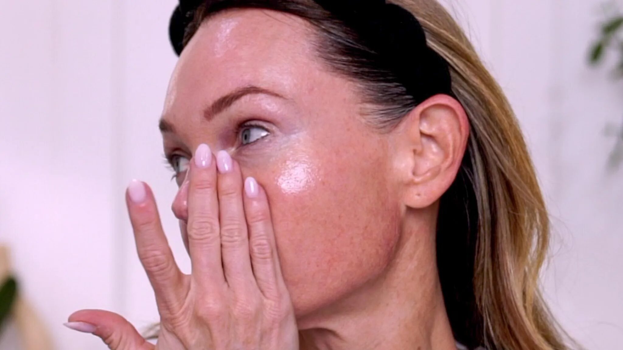 Live Ziip Microcurrent Facial + Ultimate Christmas Gift Guide for Skincare Lovers! - treatment image