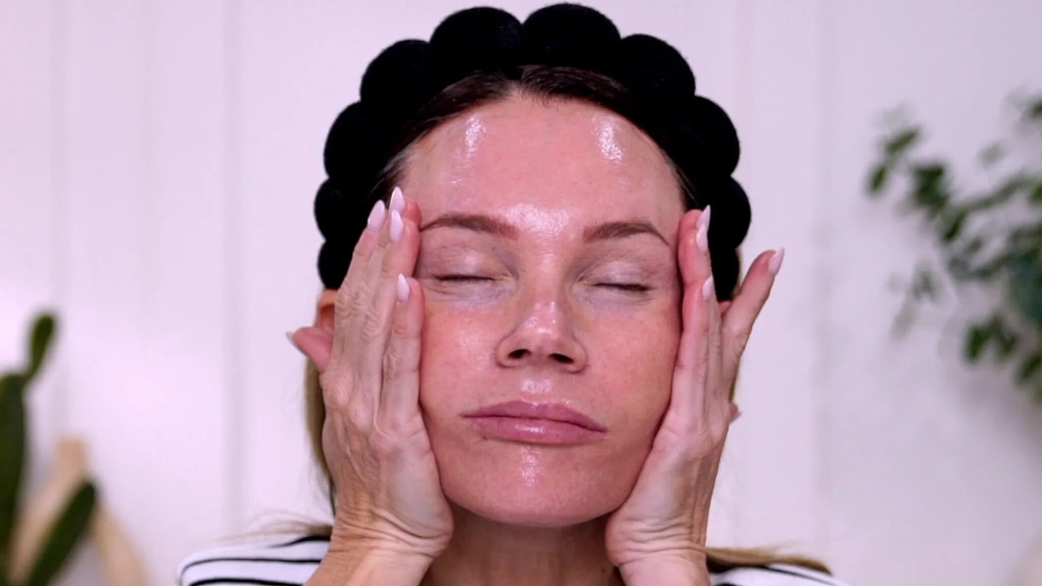 Live Ziip Microcurrent Facial + Ultimate Christmas Gift Guide for Skincare Lovers! - treatment image